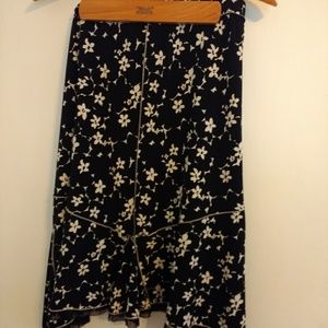Flouncy black and white skirt
